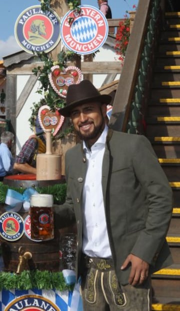 El centrocampista chileno del Bayern de Múnich Arturo Vidal, durante la 182º edición de la Oktoberfest, la fiesta de la cerveza, en Múnich.