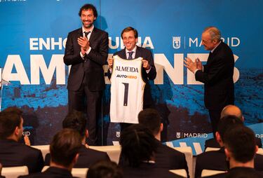 El alcalde de Madrid, José Luis Martínez Almeida, el presidente del Real Madrid, Florentino Pérez, y el capitán del Real Madrid de baloncesto, Sergio Llull.