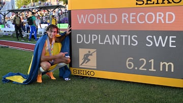 Sweden's Armand Duplantis celebrates setting a world record in the men's pole vault final during the World Athletics Championships at Hayward Field in Eugene, Oregon on July 24, 2022. (Photo by ANDREJ ISAKOVIC / AFP)