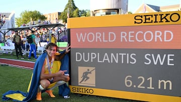 Sweden's Armand Duplantis celebrates setting a world record in the men's pole vault final during the World Athletics Championships at Hayward Field in Eugene, Oregon on July 24, 2022. (Photo by ANDREJ ISAKOVIC / AFP)