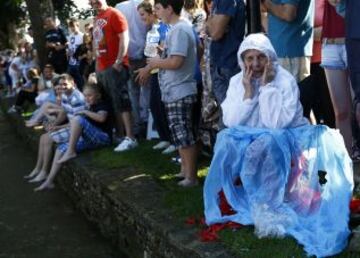 Partido anual de fútbol sobre las aguas del río Windrush