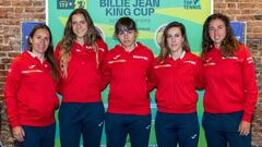 La capitana de Espa&ntilde;a Anabel Medina y las tenistas Nuria P&aacute;rrizas, Aliona Bolsova, Rebeka Masarova y Sara Sorribes, tras el sorteo de los cruces de la eliminatoria de la Billie Jean King Cup entre Espa&ntilde;a y Pa&iacute;ses Bajos.