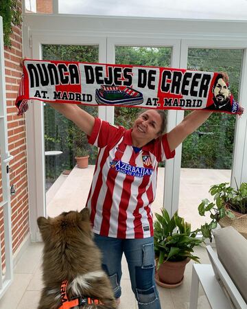 Megan Maxwell. Escritora española de novela romántica y erótica, muy famosa por sagas como 'Pídeme lo que quieras'. Nacida como María del Carmen Rodríguez del Álamo, ha expresado públicamente ser aficionada del Atlético de Madrid, apoyando activamente al fútbol femenino, especialmente al equipo rojiblanco.