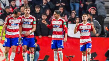 GRANADA, 03/01/2024.- El centrocampista del Granada, Bryan Zaragoza (d), celebra su gol ante el Cádiz, durante el partido de la decimonovena jornada de LaLiga EA Sports contra el Cádiz, disputado este miércoles en el estadio de Nuevo Los Cármenes de Granada. EFE/ Miguel Ángel Molina