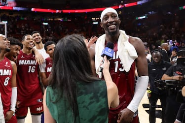 Bam Adebayo es entrevistado tras la victoria 150-129 de los Heat ante los Wizards. El partido histórico pues Adebayo anotó 83 puntos, siendo el segundo jugador con más puntos en toda la hsitoria de la NBA.