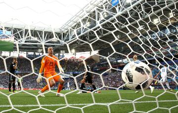 Argentina 1-1 Islandia | Sigurdsson la puso al corazón del área, el rechace llegó a Finnbogasson dentro del área pequeña y el '11' marca ante la mirada de la zaga argentina.