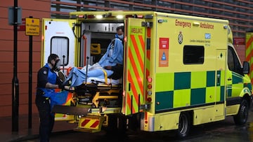 A member of the emergency services unloads a patient from an ambulance at the Royal London hospital in east London on January 14, 2021. (Photo by DANIEL LEAL-OLIVAS / AFP)