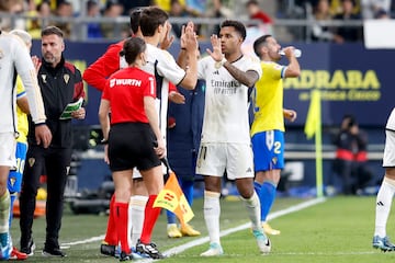 Gonzalo sustituye a Rodrygo el día de su debut ante el Cádiz.