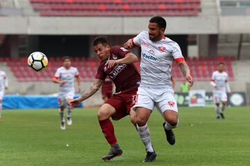 Después de formarse en Colo Colo y jugar 8 partidos, el defensa pasó por clubes como San Felipe, Everton, Universidad de Concepción y Puerto Montt. Hoy, con 28 años, defiende a Melipilla.