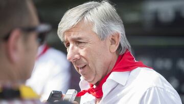 Eusebio Unzué atiende a los medios en una imagen de archivo.