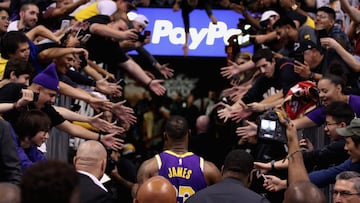 Aficionados de los ?ngeles Lakers saludan a su estrella LeBron James tras un gran partido frente a Phoenix Suns.