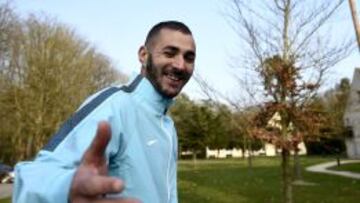 Benzema se entrena al margen por un dolor, pero no preocupa