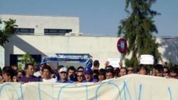 <b>MEDIO CENTENAR. </b>500 aficionados se dieron cita en la puerta de las oficinas del club para solicitar el despido de Antonio Fernández Monterrubio.