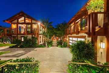 Cargada de palmeras, hibiscus, flores tropicales y orqu¨ªdeas (por eso se llama The Orchid House). Los patios de la casa invitan al yoga al amanecer, a tardes relajantes, a c¨®cteles al anochecer y al entretenimiento sin fin bajo las estrellas.