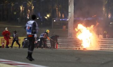El monoplaza del piloto franc¨¦s se ha incendiado tras un fuerte impacto en la curva tres del Gran Premio de Bahr¨¦in. Romain Grosjean sali¨® por su propio pie del monoplaza. El accidente lleg¨® tras un cambio de direcci¨®n del piloto de Haas, en el que se ha tocado con el Alpha Tauri de Kvyat.