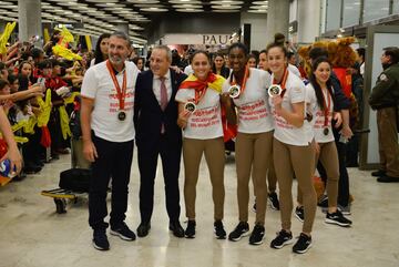 Carlos Viver Arza (entrenador) , Francsico Bl¨¢zquez (presidente de la RFEB) con las jugadoras Silvia Navarro, Alexandrina Cabral y Nerea Pena.