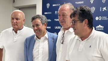 Cuco Lanau, vicepresidente de la Fundación Alcoraz, Manuel Ollé, presidente de la Fundación Alcoraz, Agustín Lasaosa, presidente del Huesca, y Javier Cruz León, consejero del club azulgrana.