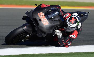 Tras 9 temporadas en Yamaha, en 2017 Lorenzo se marchó a Ducati. En las dos temporadas que estuvo en la esucedría italiana no pudo superar a su compañero de equipo, Andrea Dovizioso.