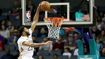 Anthony Davis realiza un mate durante un partido con New Orleans Pelicans.