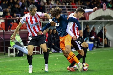 LOGROÑO, 02/11/2023.- El jugador del Valencia H.González en el partido de la primera eliminatoria de la Copa del Rey entre la Unión Deportiva Logroñés y el Valencia Estadio, celebrado este jueves en el Estadio de Las Gaunas en Logroño. EFE/ Raquel Manzanares
