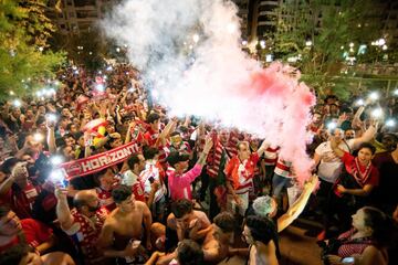 Miles de aficionados del Granada CF celebran en la céntrica Fuente de las Batallas de la capital andaluza el regreso a Primera.