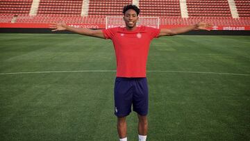 Mojica posa en el centro del campo del estadio de Montilivi.