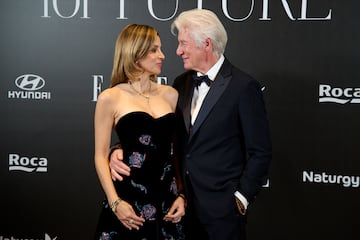 La historia de Richard Gere y Alejandra Silva comenz¨® en 2014, cuando se conocieron en un hotel de Madrid. A pesar de la diferencia de edad de 33 a?os, su conexi¨®n fue inmediata y en 2018 se casaron en una ceremonia ¨ªntima en Espa?a.
Desde entonces, han formado una familia con dos hijos en com¨²n, adem¨¢s del hijo de Alejandra de su matrimonio anterior. En los ¨²ltimos a?os, han decidido establecerse en Espa?a, espec¨ªficamente en La Moraleja, donde disfrutan de una vida tranquila y comprometida con causas sociales.