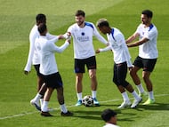 Soccer Football - UEFA Champions League - Paris St Germain Training - Campus Paris St Germain, Poissy, France - April 27, 2026 Paris St Germain's Goncalo Ramos, Desire Doue and Khvicha Kvaratskhelia during training REUTERS/Sarah Meyssonnier