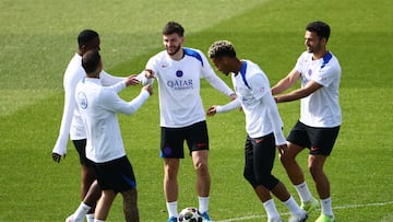 Soccer Football - UEFA Champions League - Paris St Germain Training - Campus Paris St Germain, Poissy, France - April 27, 2026 Paris St Germain's Goncalo Ramos, Desire Doue and Khvicha Kvaratskhelia during training REUTERS/Sarah Meyssonnier