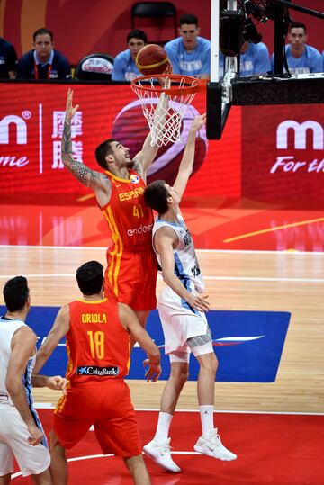 Juan Hernángomez recogiendo un rebote ofensivo. 