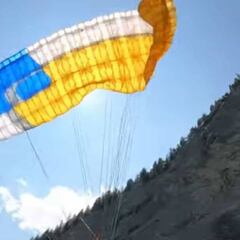 Un parapentista se estampa en pleno vuelo contra un acantilado y sobrevive