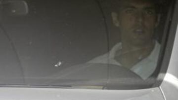 <b>CON SU PADRE. </b>Kaká salió ayer del Bernabéu, tras 45 minutos de reunión, con gesto serio.