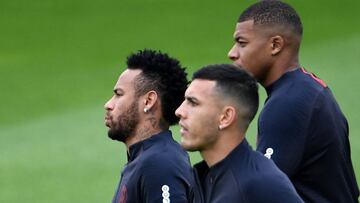 Leandro Paredes, en primer plano, junto a Neymar y Mbappé.