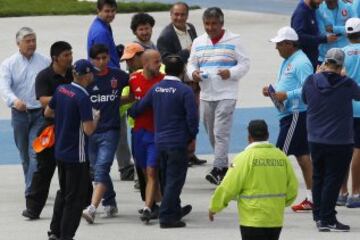 Hinchas de Universidad de Chile realizan banderazo en el Estadio Nacional, previo al Superclásico del domingo 02 de Octubre del 2016.
