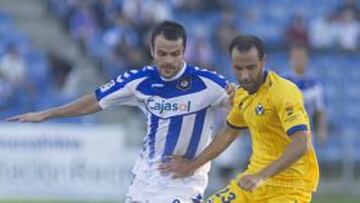 <b>LUCHA. </b>El recreativista Krozek trata de robar un balón a Ángel