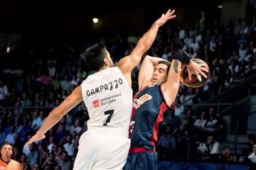 Vildoza trata de jugar la pelota ante Campazzo.