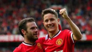 Mata (i) y Ander Herrera.