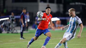 Futbol, Chile vs Argentina.
Torneo preolimpico Sudamericano sub 23.
El jugador de Chile Joaquin Gutierrez juega el balon contra Argentina durante el partido por el grupo B del Torneo preolimpico Sudamericano sub 23 en el estadio Polideportivo Misael Delgado .
Valencia, Venezuela.
30/01/2024
Jesus Vargas/Photosport
Football, Chile vs Argentina.
Pre-Olympic tournament Sudamericano sub 23 .
Chile’s player Joaquin Gutierrez play the ball against Argentina during Pre-Olympic tournament Sudamericano sub 23 group B at Polideportivo Misael Delgado stadium.
Valencia, Venezuela.
30/01/2024
Jesus Vargas/Photosport
