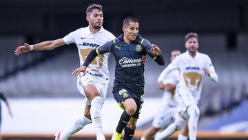 Nico Freire intenta quitarle el bal&oacute;n a Carlos Cisneros