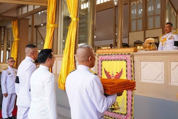 El rey de Tailandia Maha Vajiralongkornpresidiendo el funeral por Vichai Srivaddhanaprabha.