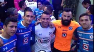 Los nuevos diseños en las playeras de Cruz Azul. Ahora innova con la camiseta naranja.