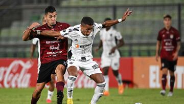 Carabobo's midfielder Camilo Perez (L) fights for the ball with Atletico Mineiro's midfielder Pedrinho during the Copa Libertadores stage two first leg football match between Venezuela's Carabobo and Brazil'l Atletico Mineiro, at the Olimpico UCV stadium in Caracas, on February 22, 2023. (Photo by Federico Parra / AFP)