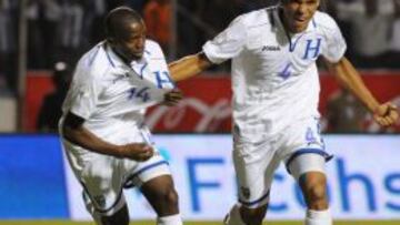El hondureño Bonieck Garcia celebra con su comapeñero Juan Montes el gol que anotó contra Jamaica.