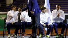Carlos Berlocq y Goran Djokovic se saludan durante la presentaci&oacute;n de la serie. 