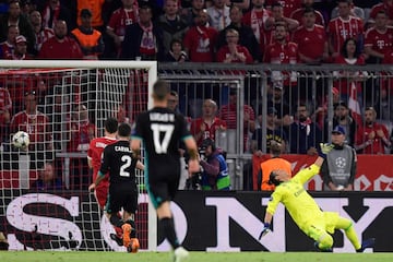 Joshua Kimmich scores and gives the lead to Bayern Munich. (1-0)