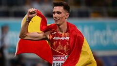 El español Mario García ROMO, medalla de bronce, celebra tras la final masculina de 1.500 metros durante los Campeonatos Europeos de Atletismo en el Estadio Olímpico de Múnich, sur de Alemania, el 18 de agosto de 2022.