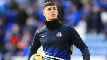 Kepa Arrizabalaga calienta sobre el c&eacute;sped del estadio del Leicester el pasado domingo.