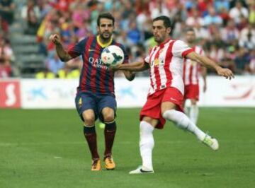 El centrocampista del FC Barcelona Cesc Fabregas pelea un balón con el defensa del Almeria Angel Trujillo.