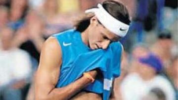 <b>LA TABLETA. </b>Serio y con tableta de abdominales, Feli batió a Safin.