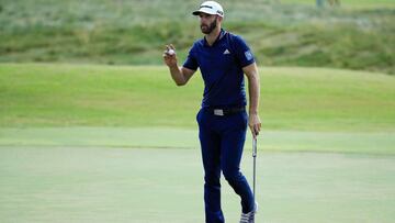 Dustin Johnson saluda tras culminar un hoyo en el FedEx St. Jude Classic en el TPC Southwind de Memphis, Tennessee.